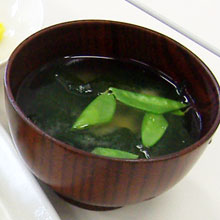 ワカメと絹さやの味噌汁